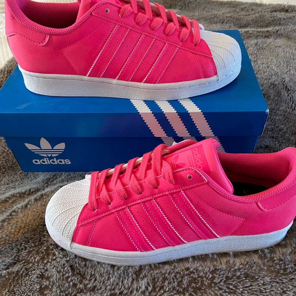 Brand New Adidas Neón pink Súper Star